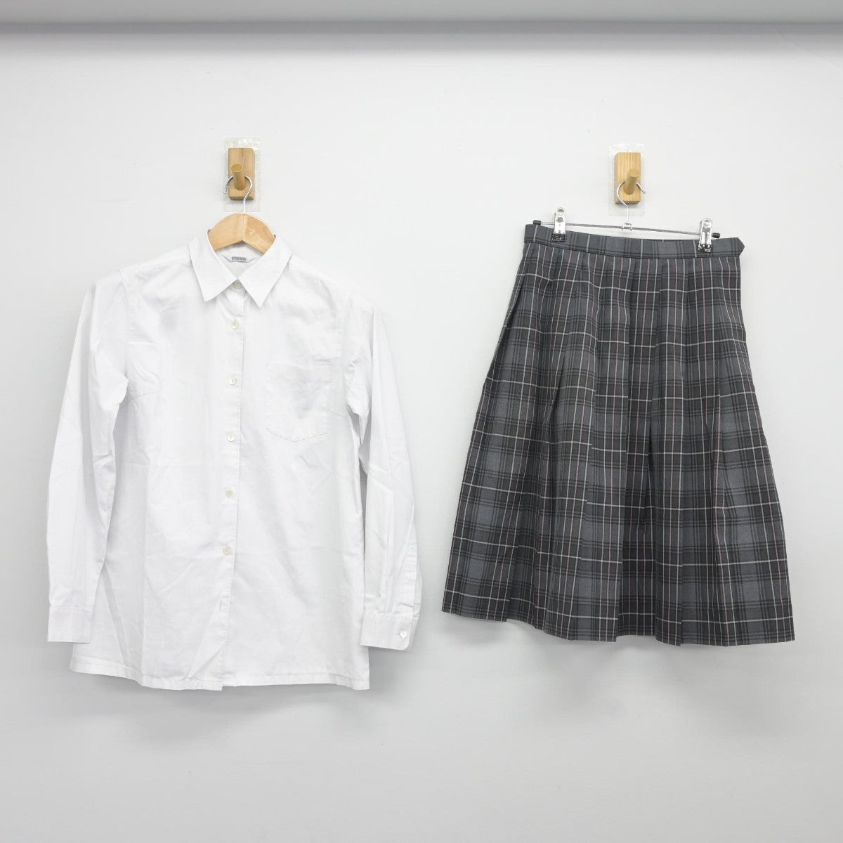 【中古】福島県 福島成蹊中学校 女子制服 2点（シャツ・スカート）sf036903