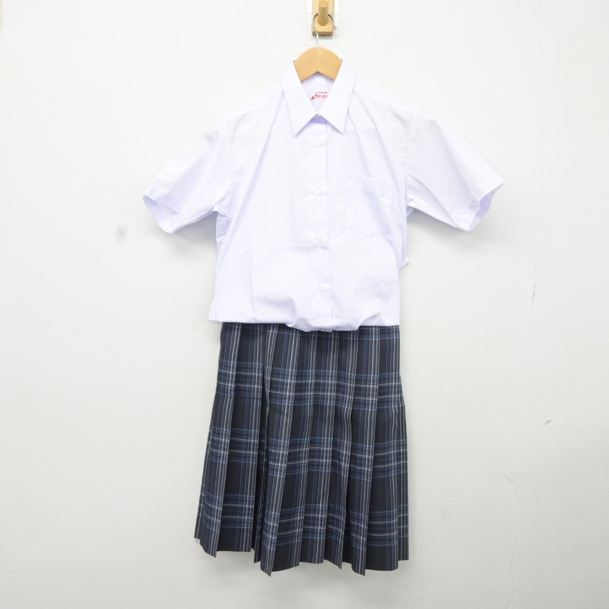 【中古】千葉県 真砂中学校 女子制服 2点（シャツ・スカート）sf036937