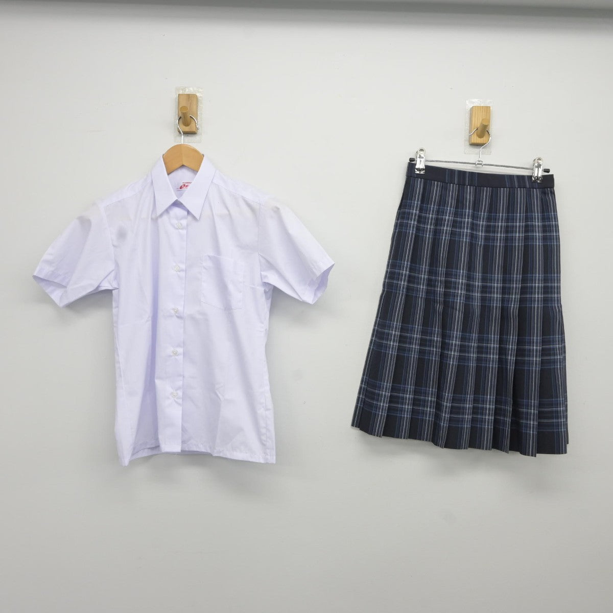 【中古】千葉県 真砂中学校 女子制服 2点（シャツ・スカート）sf036937