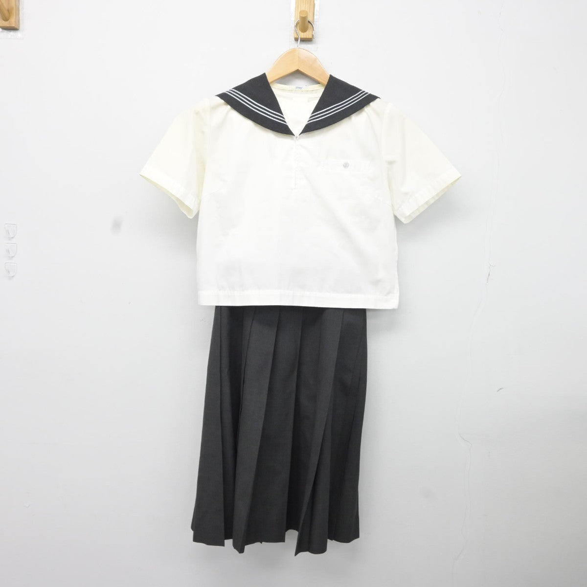 【中古】千葉県 聖徳大学附属女子中学校高等学校 女子制服 2点（セーラー服・スカート）sf036952