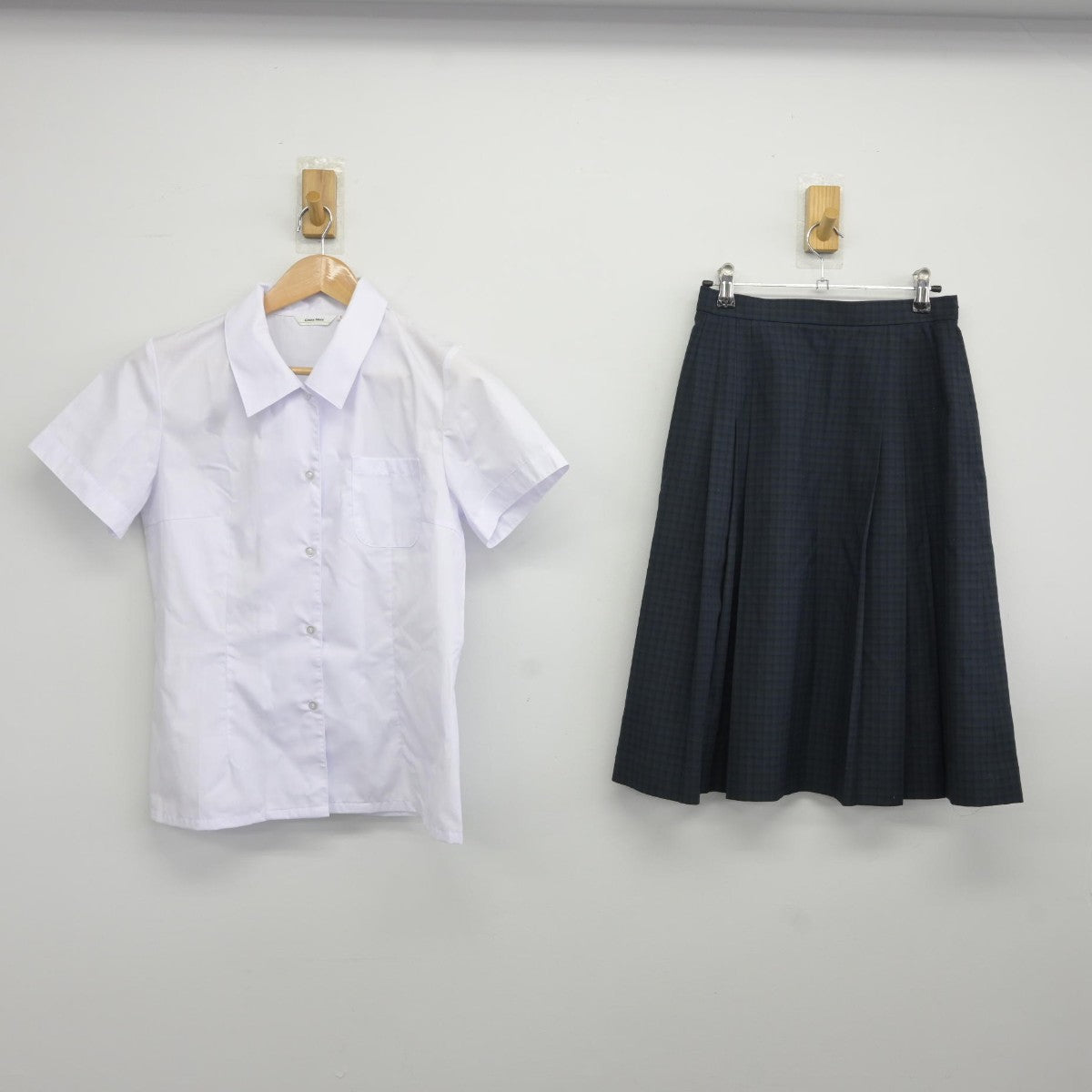 【中古】栃木県 宇都宮市立瑞穂野中学校 女子制服 2点（シャツ・スカート）sf036972