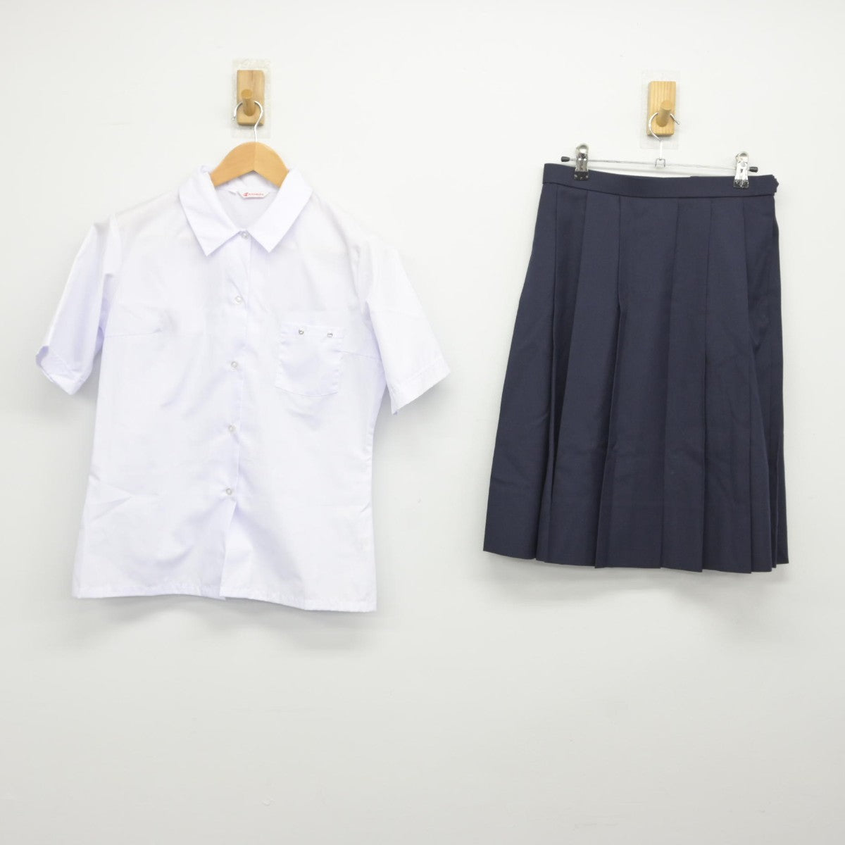 【中古】山梨県 富士川町立増穂中学校 女子制服 2点（シャツ・スカート）sf037149