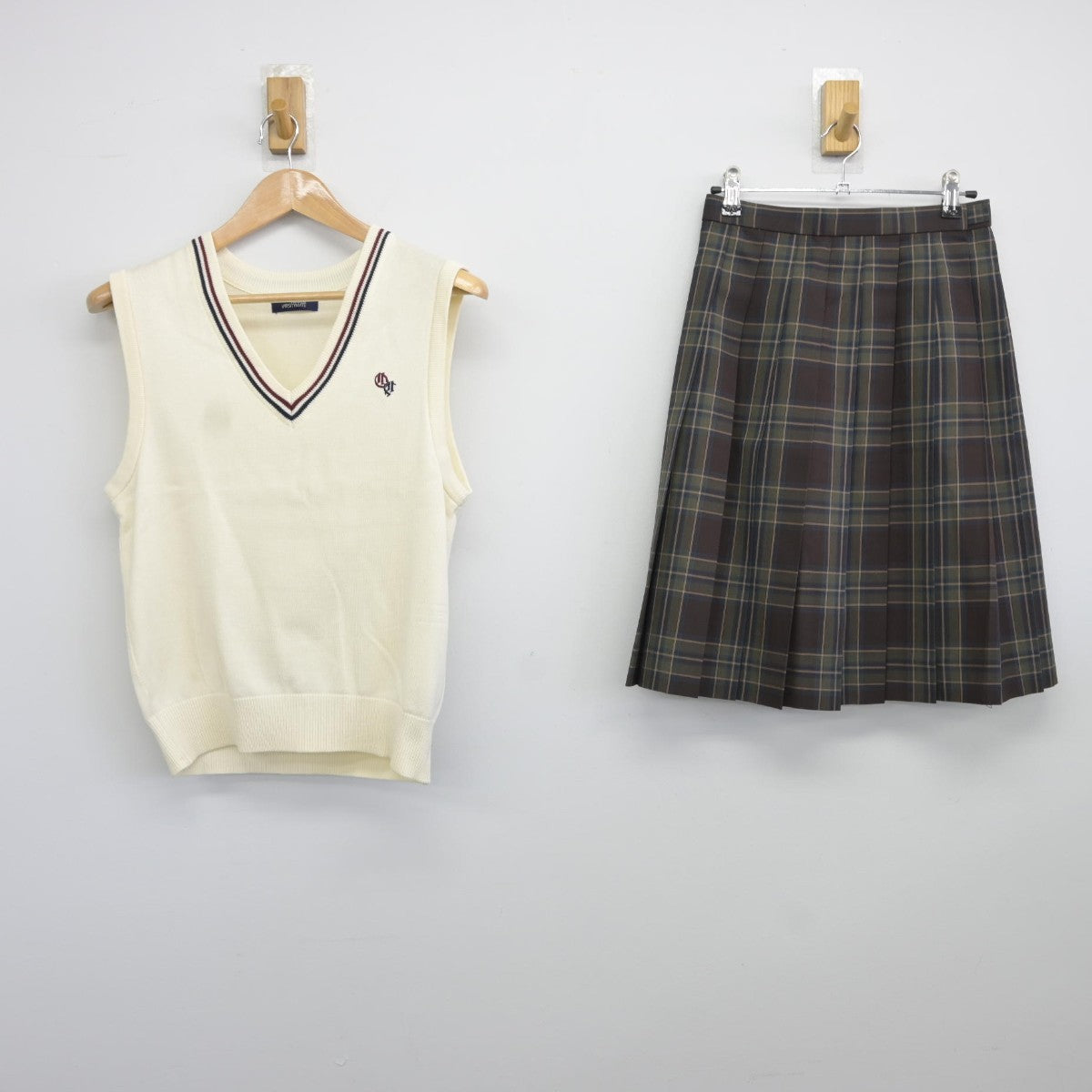 【中古】埼玉県 大宮商業高等学校 女子制服 2点（ニットベスト・スカート）sf037219