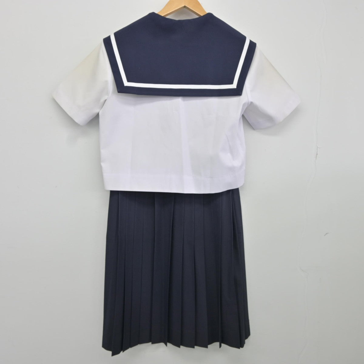 【中古】愛知県 日比津中学校 女子制服 2点（セーラー服・スカート）sf037273