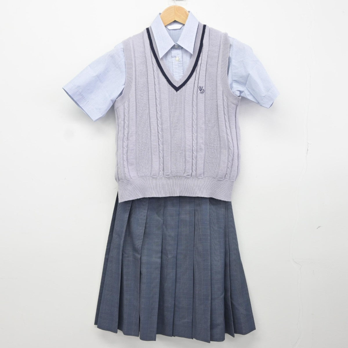 【中古】岐阜県 鶯谷中学高等学校 女子制服 4点（シャツ・ニットベスト・スカート）sf037284