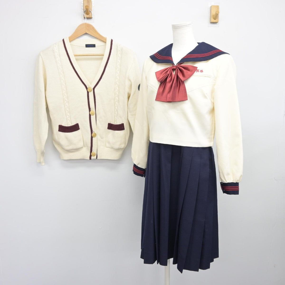 【中古】福岡県 博多女子中学校 女子制服 4点（セーラー服・ニット・ジャンパースカート）sf037575