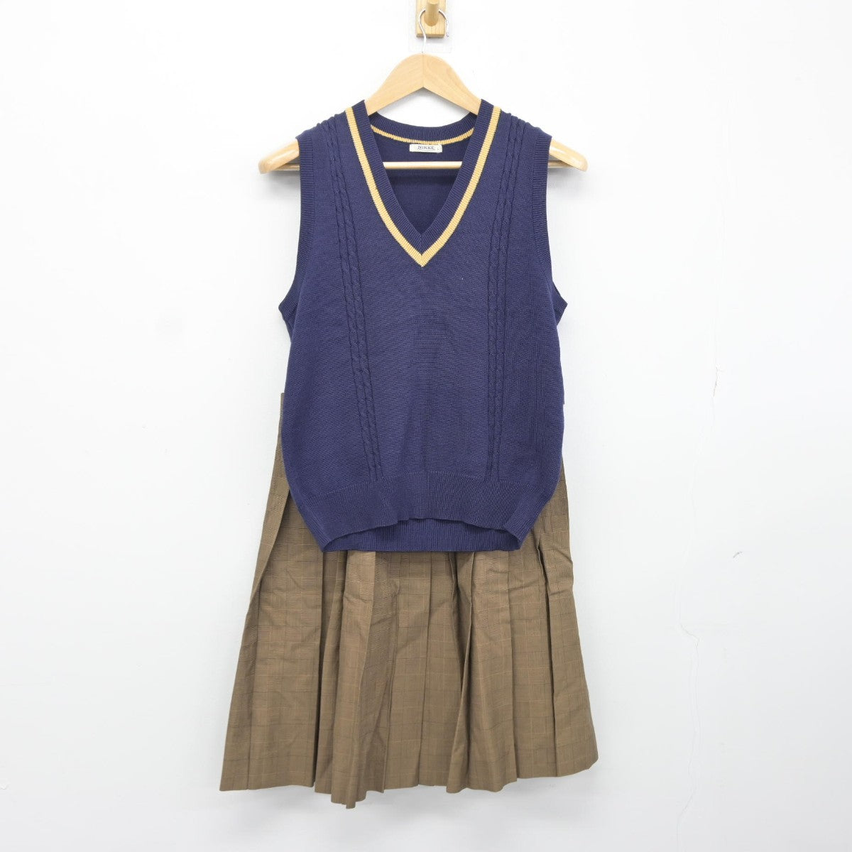 【中古】静岡県 富士東高等学校 女子制服 3点（ニットベスト・スカート）sf037586