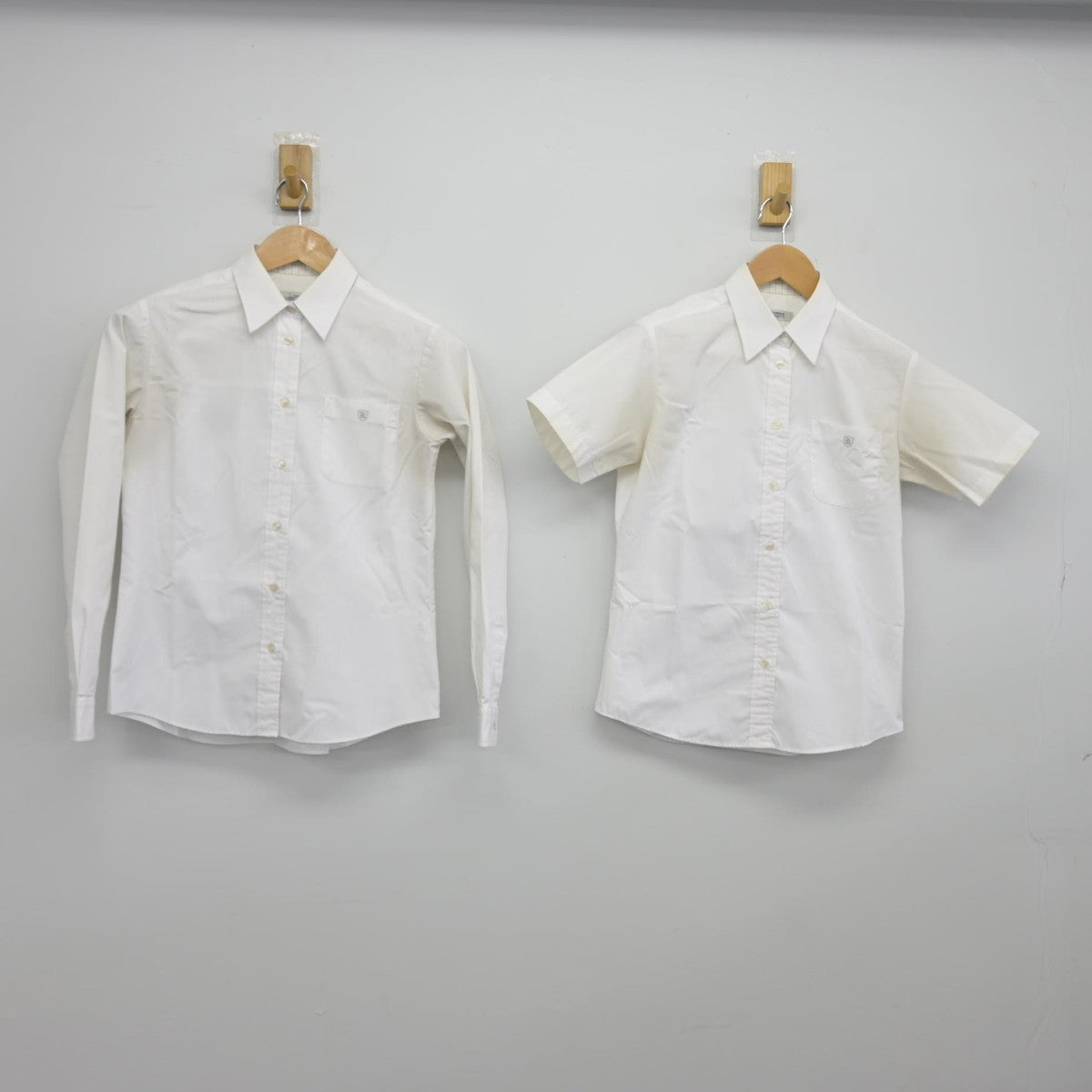 【中古】東京都 工学院大学附属高等学校 女子制服 2点（シャツ・シャツ）sf037598