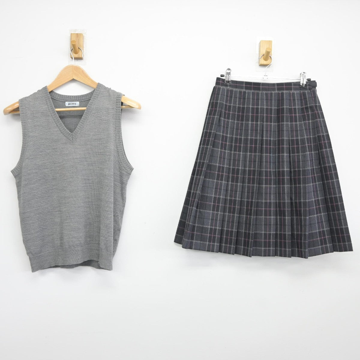 【中古】東京都 船橋希望中学校 女子制服 2点（ニットベスト・スカート）sf037688