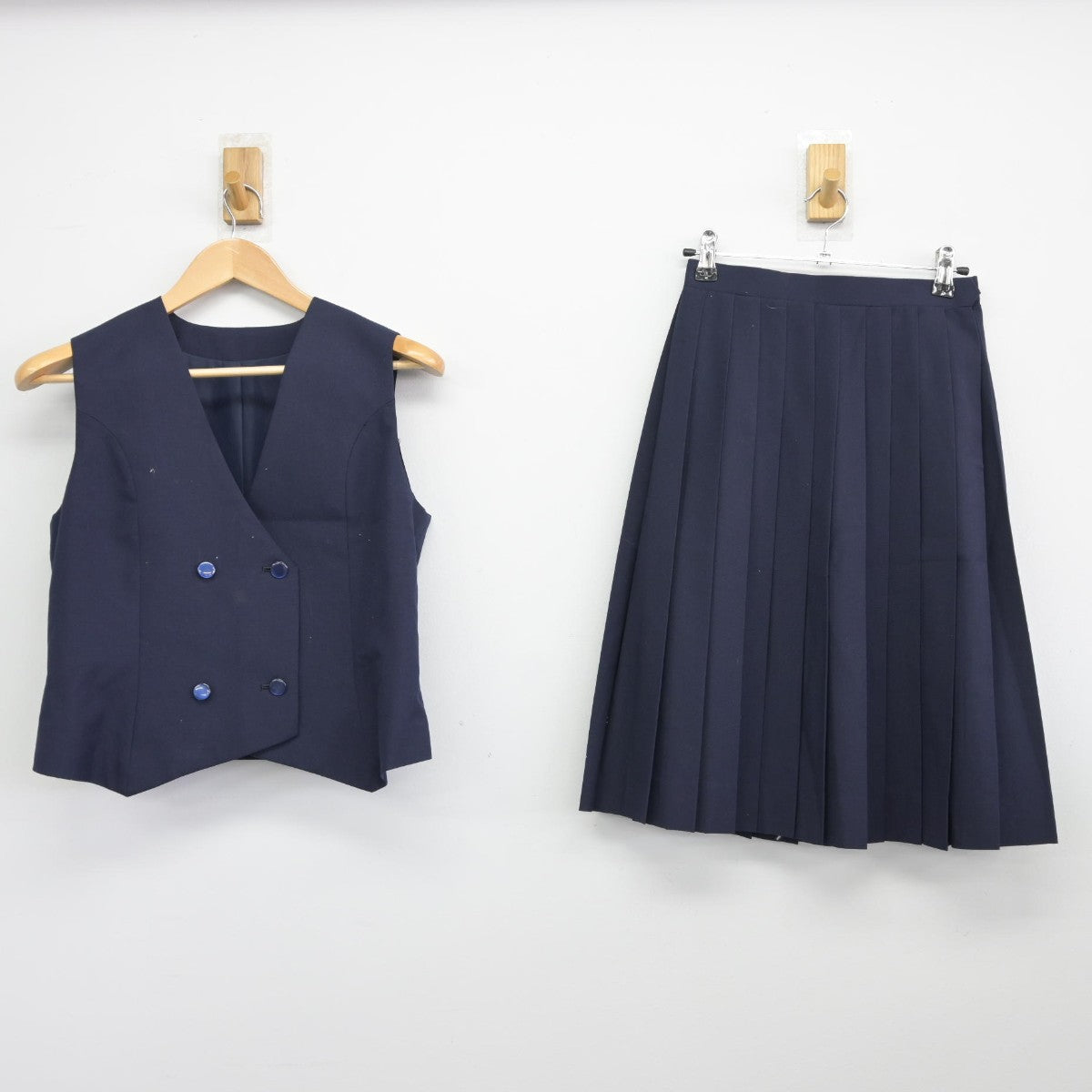 【中古】埼玉県 前原中学校 女子制服 2点（ベスト・スカート）sf037740