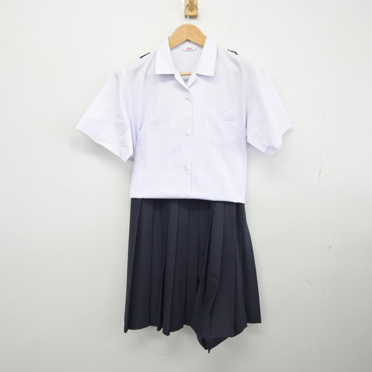 【中古】長崎県 淵中学校 女子制服 2点（シャツ・スカート）sf037836