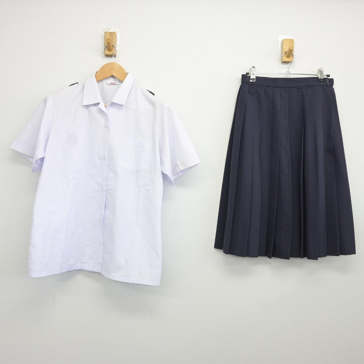 【中古】長崎県 淵中学校 女子制服 2点（シャツ・スカート）sf037884