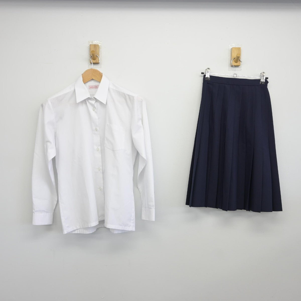 【中古】岐阜県 丹生川中学校 女子制服 2点（シャツ・スカート）sf038111