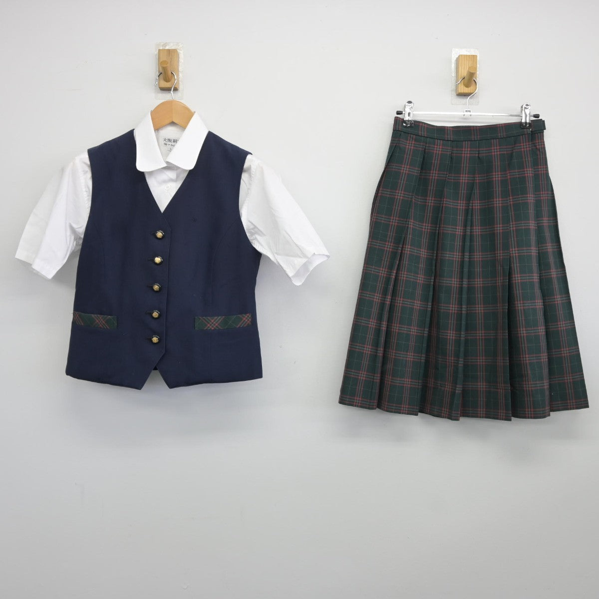 【中古】大阪府 大阪桐蔭高等学校 女子制服 3点（ベスト・シャツ・スカート）sf038123