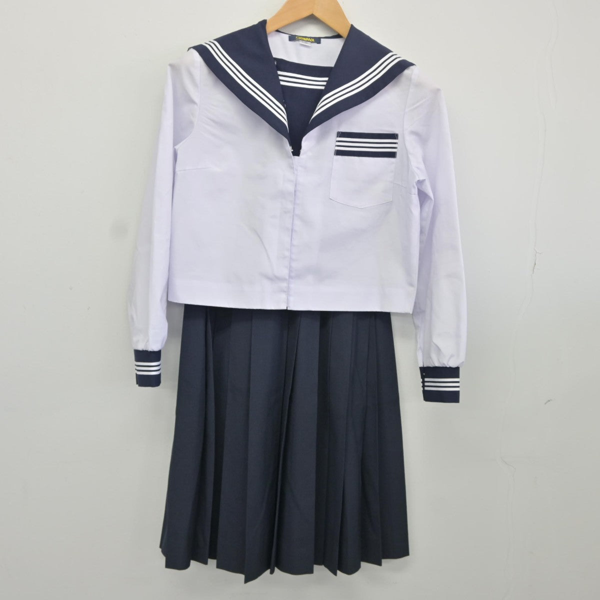 【中古】静岡県 磐田市立城山中学校 女子制服 2点（セーラー服・スカート）sf038142