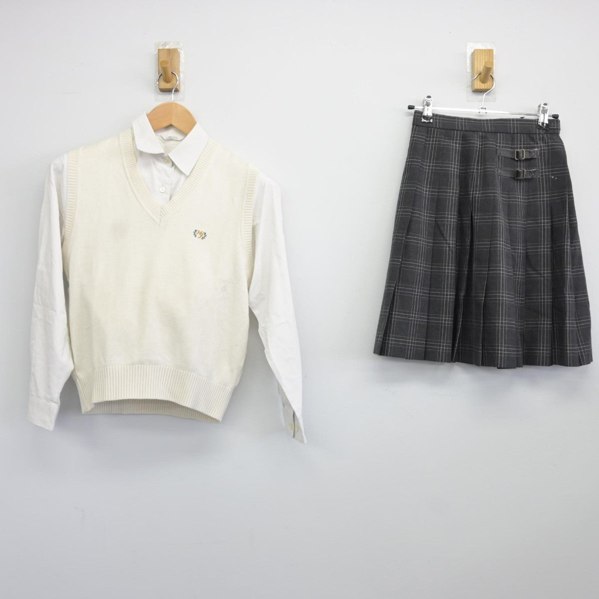 【中古】東京都 広尾学園高等学校 女子制服 3点（ニットベスト・シャツ・スカート）sf038147