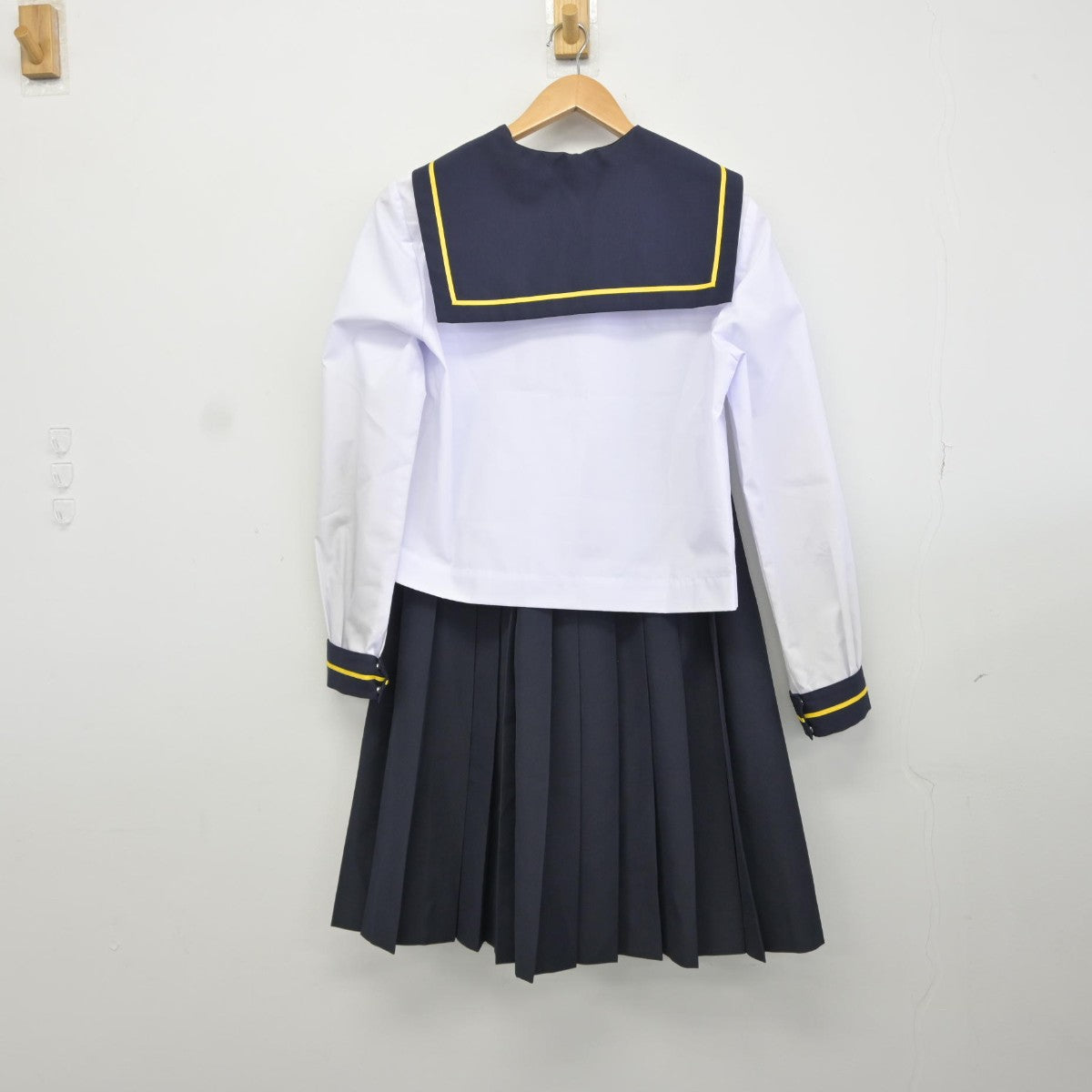 【中古】青森県 弘前私立第一中学校 女子制服 3点（セーラー服・スカート）sf038190