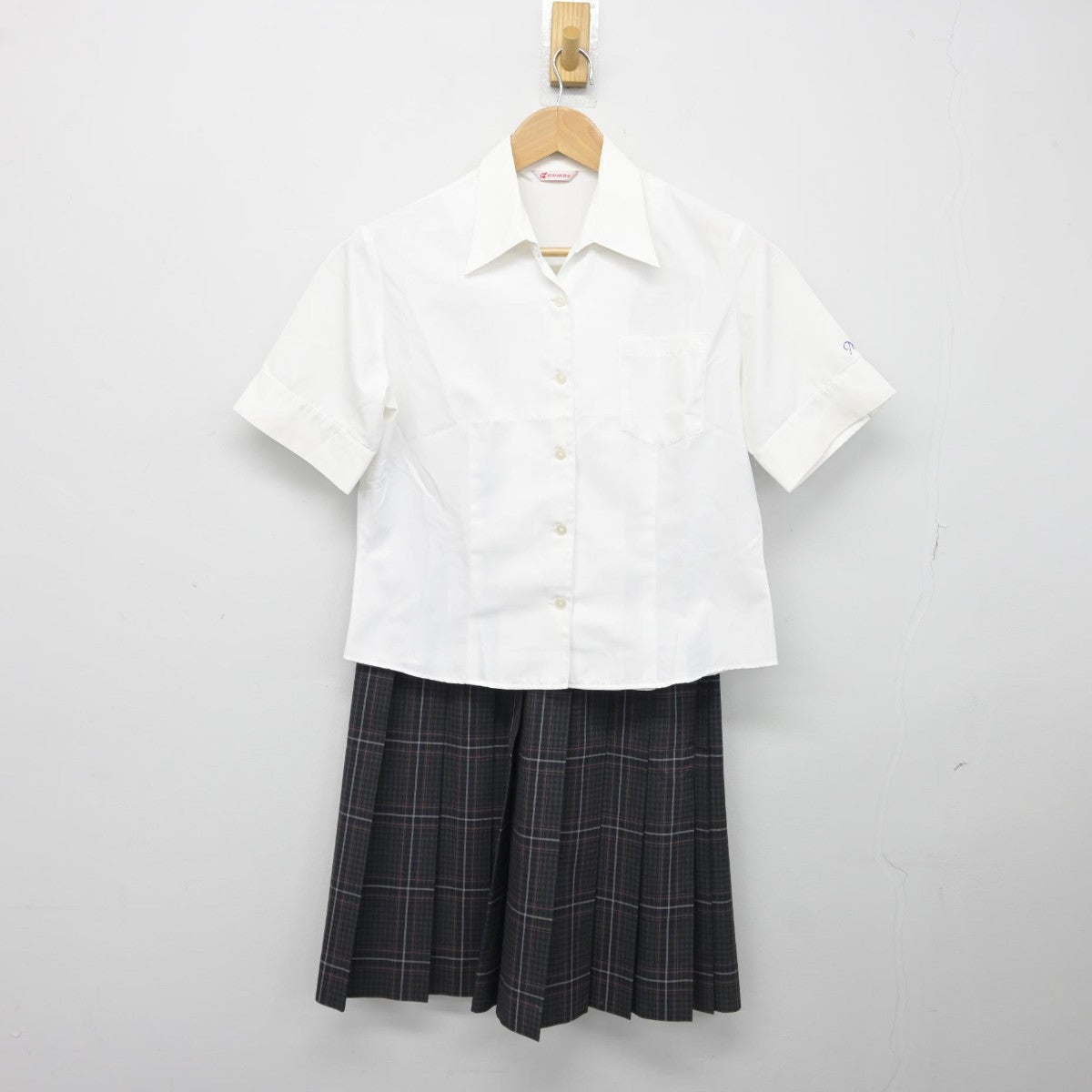 【中古】福岡県 三井高等学校 女子制服 2点（シャツ・スカート）sf038282