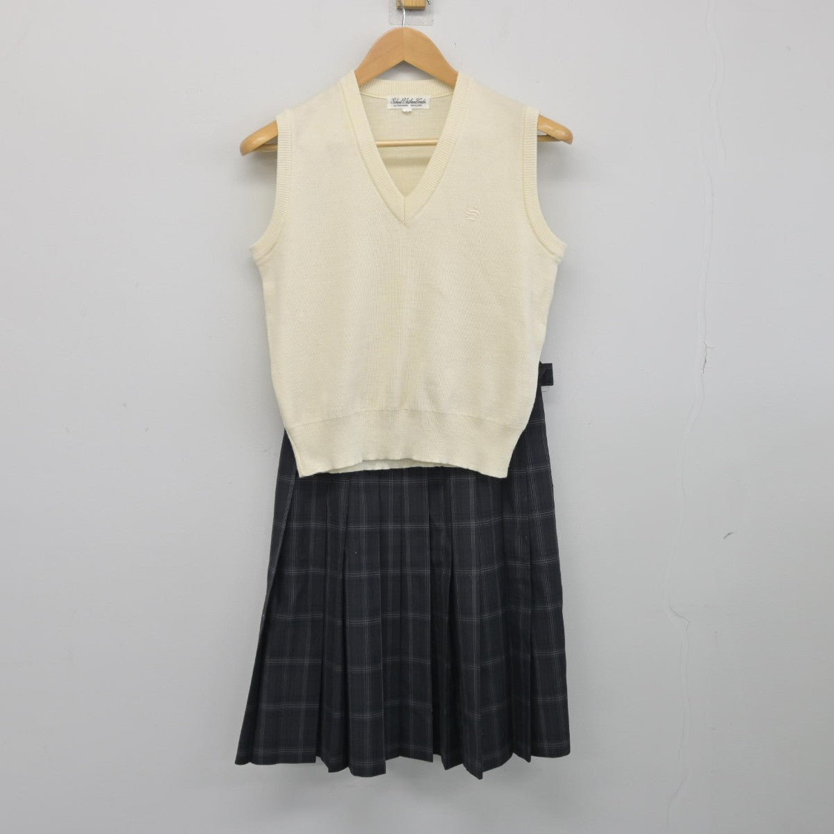 【中古】東京都 新宿中学校 女子制服 2点（ニットベスト・スカート）sf038410