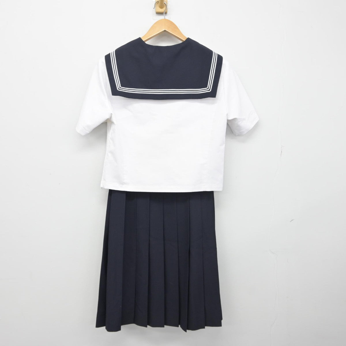 【中古】東京都 大森第四中学校 女子制服 2点（セーラー服・スカート）sf038608