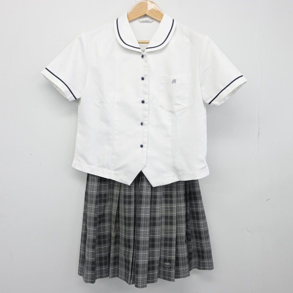 【中古】秋田県 ノースアジア大学明桜高等学校 女子制服 2点（シャツ・スカート）sf038663