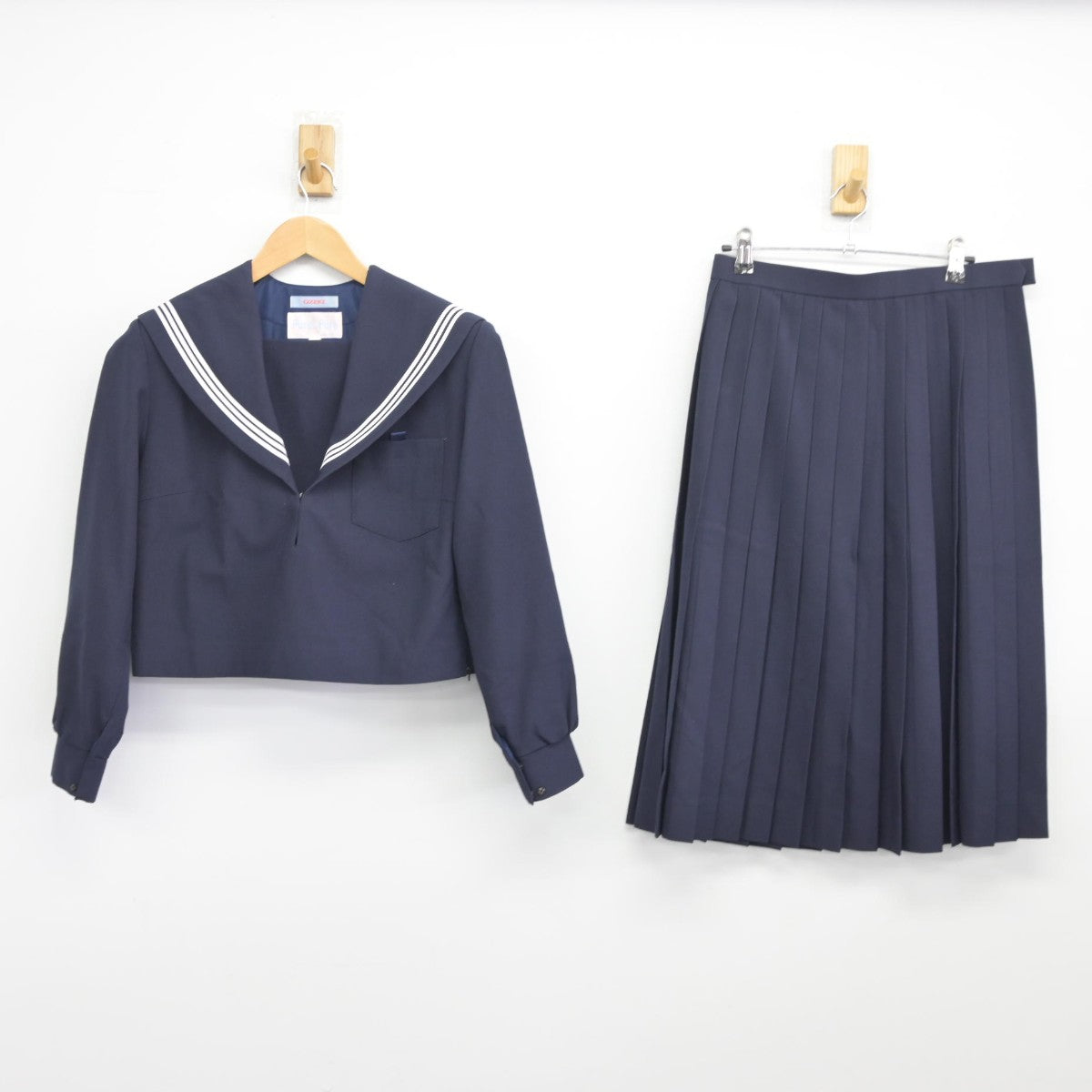 【中古】愛知県 古知野中学校 女子制服 2点（セーラー服・スカート）sf038697