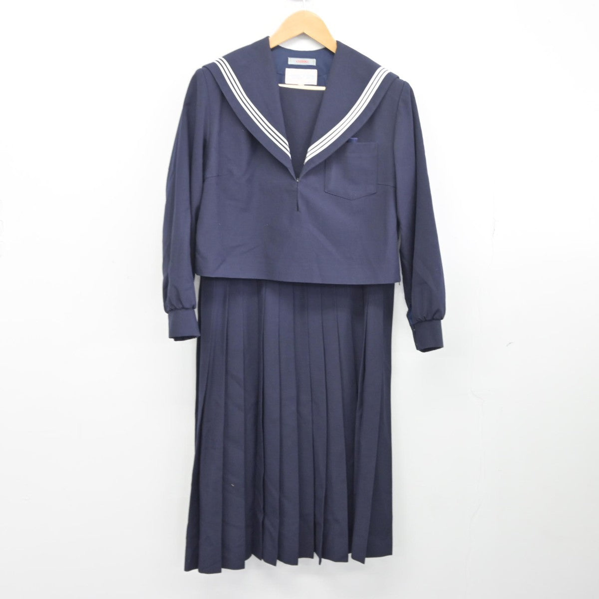 【中古】愛知県 古知野中学校 女子制服 2点（セーラー服・スカート）sf038698