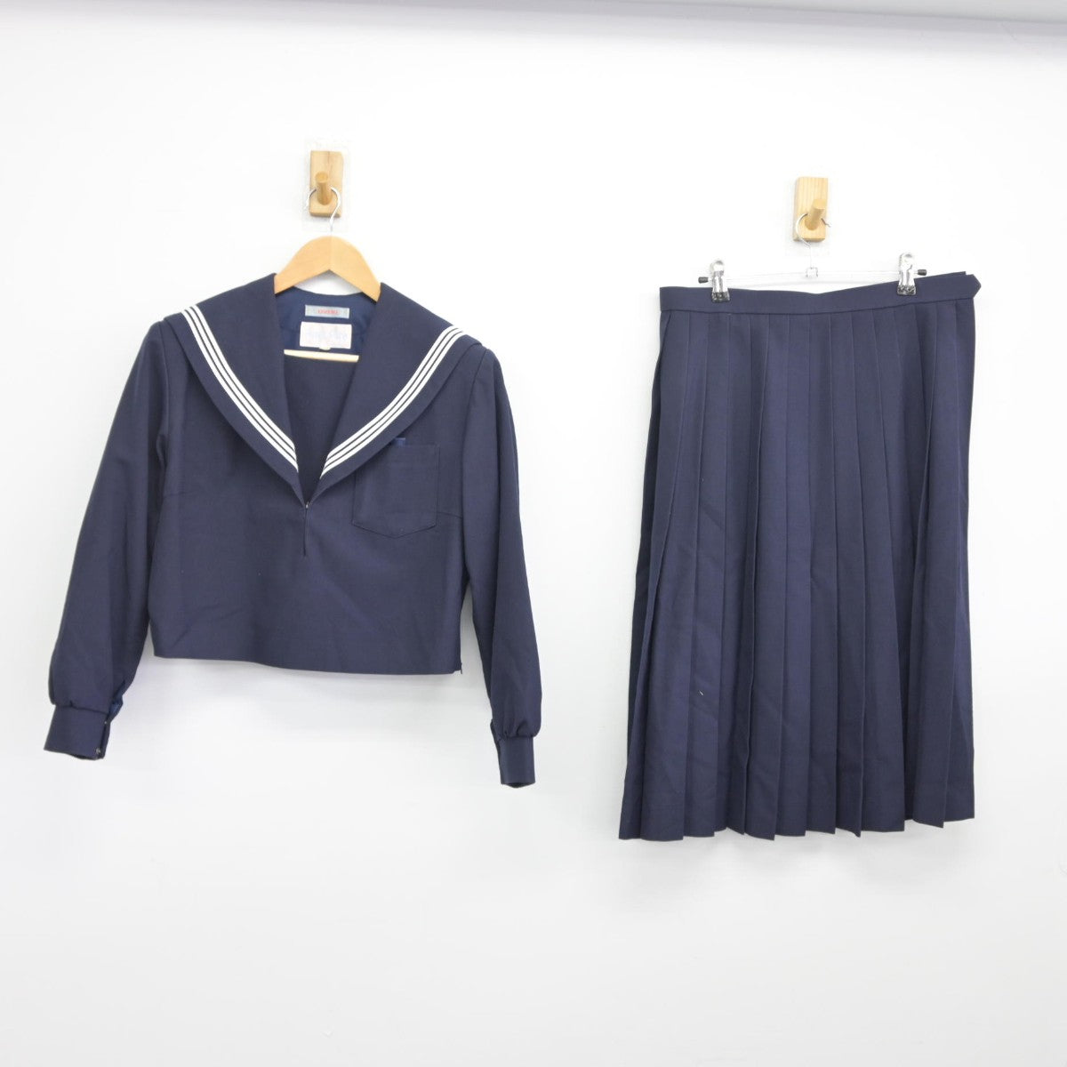 【中古】愛知県 古知野中学校 女子制服 2点（セーラー服・スカート）sf038698