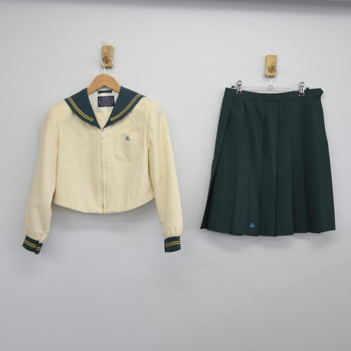 【中古】佐賀県 弘学館中学校 女子制服 2点（セーラー服・スカート）sf038712