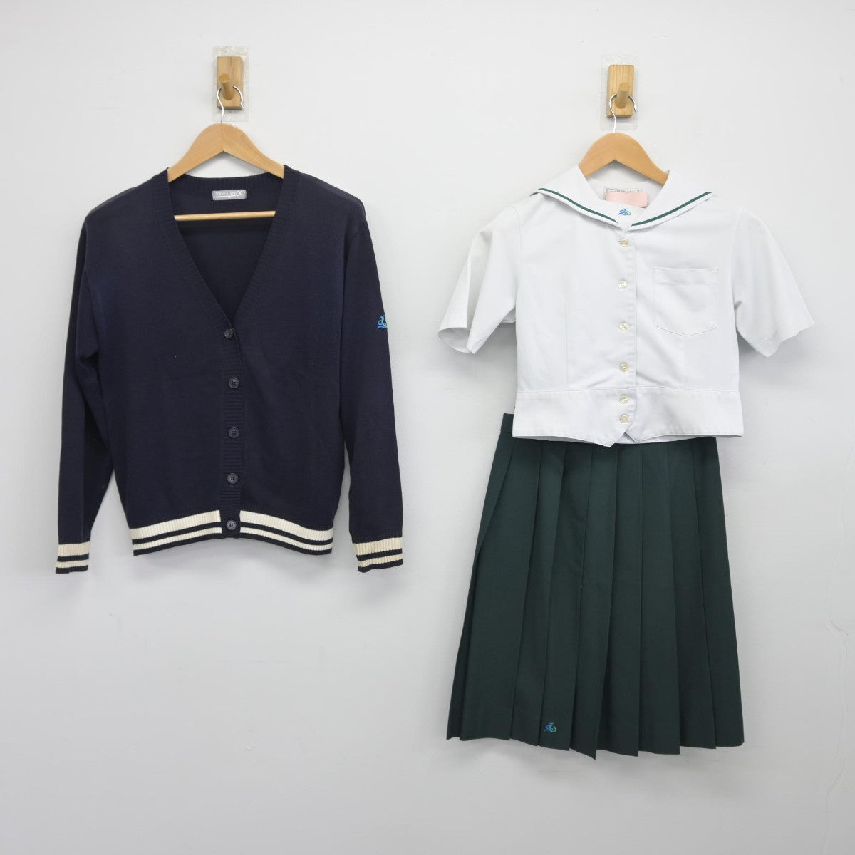 【中古】佐賀県 弘学館中学校 女子制服 3点（ニット・セーラー服・スカート）sf038714