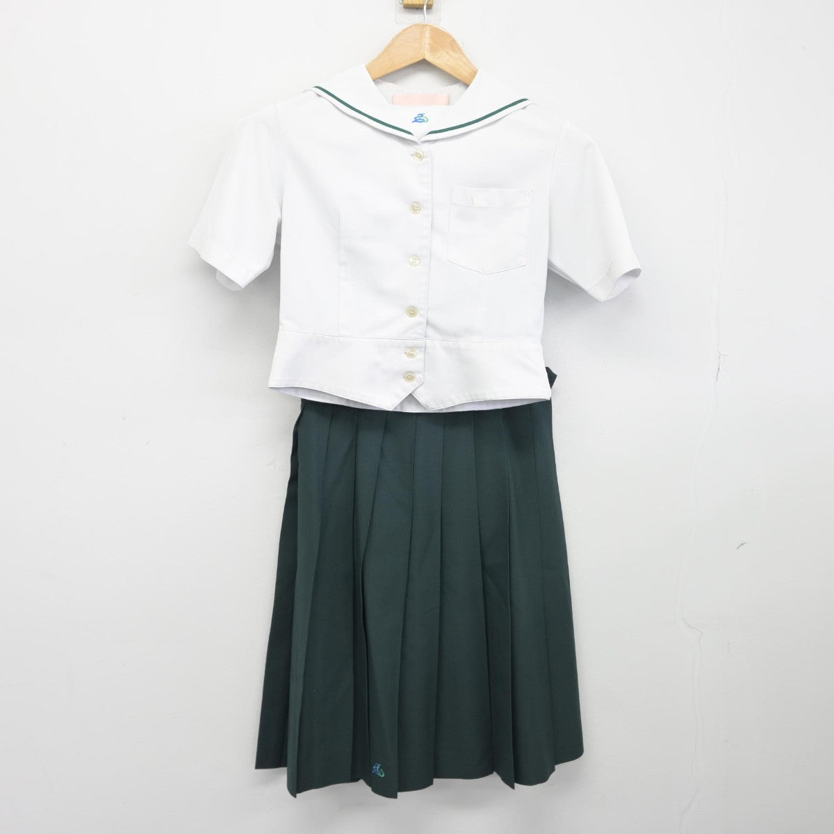 【中古】佐賀県 弘学館中学校 女子制服 2点（セーラー服・スカート）sf038715