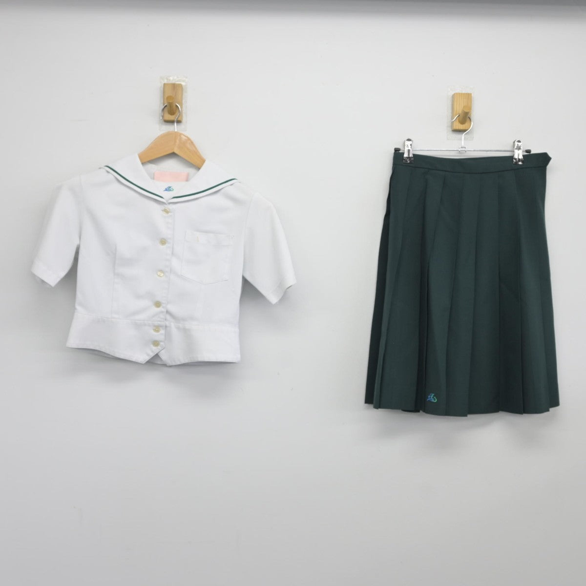 【中古】佐賀県 弘学館中学校 女子制服 2点（セーラー服・スカート）sf038715