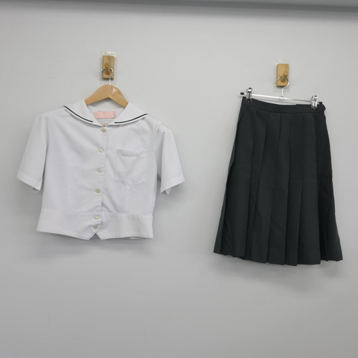 【中古】佐賀県 弘学館高等学校 女子制服 3点（セーラー服・セーラー服・スカート）sf038717