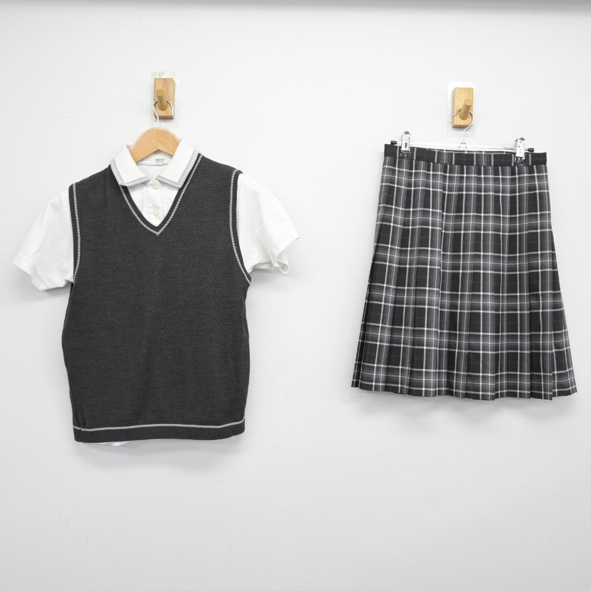 【中古】兵庫県 神戸龍谷中学校 女子制服 4点（ニットベスト・シャツ・スカート）sf038766