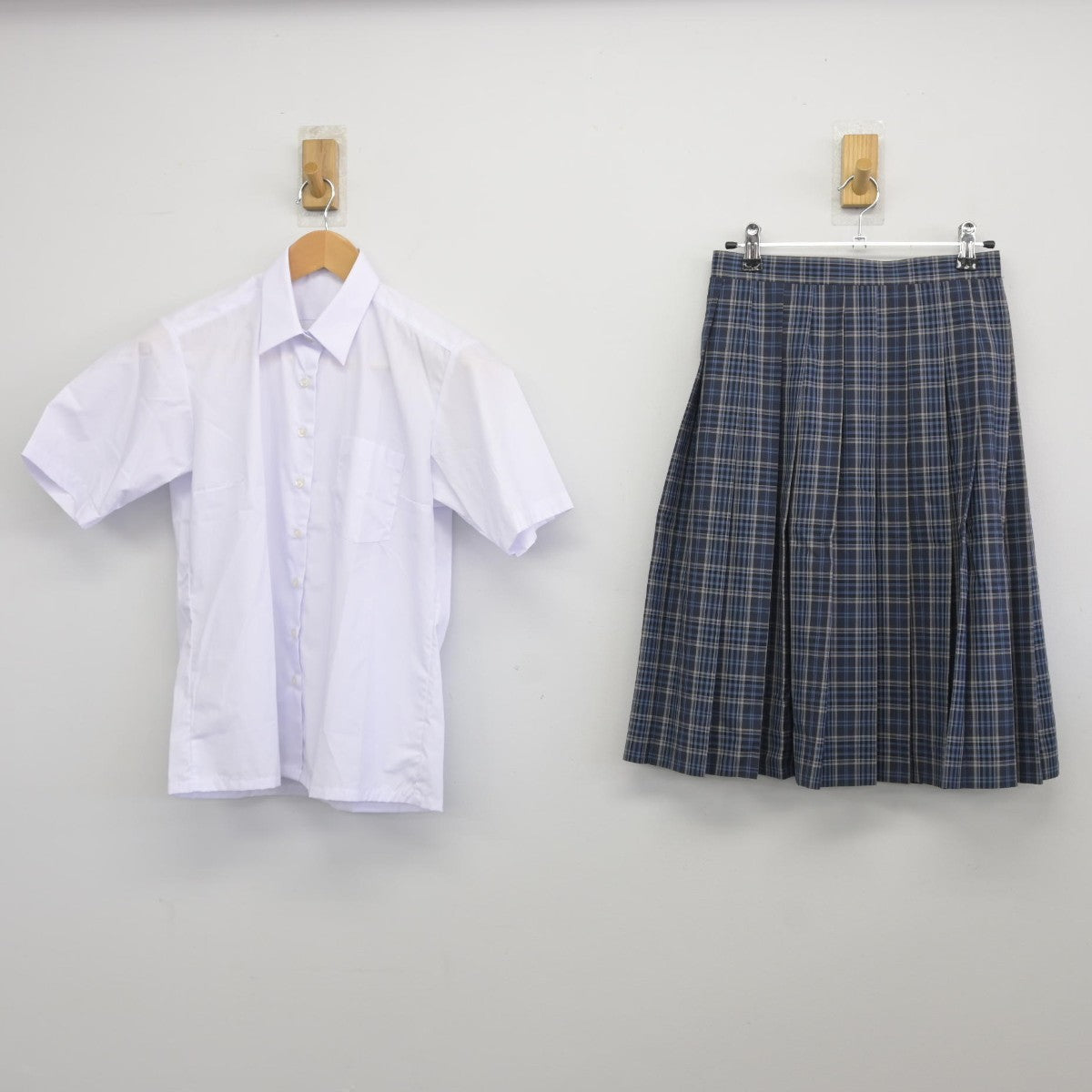 【中古】千葉県 有吉中学校 女子制服 2点（シャツ・スカート）sf038820