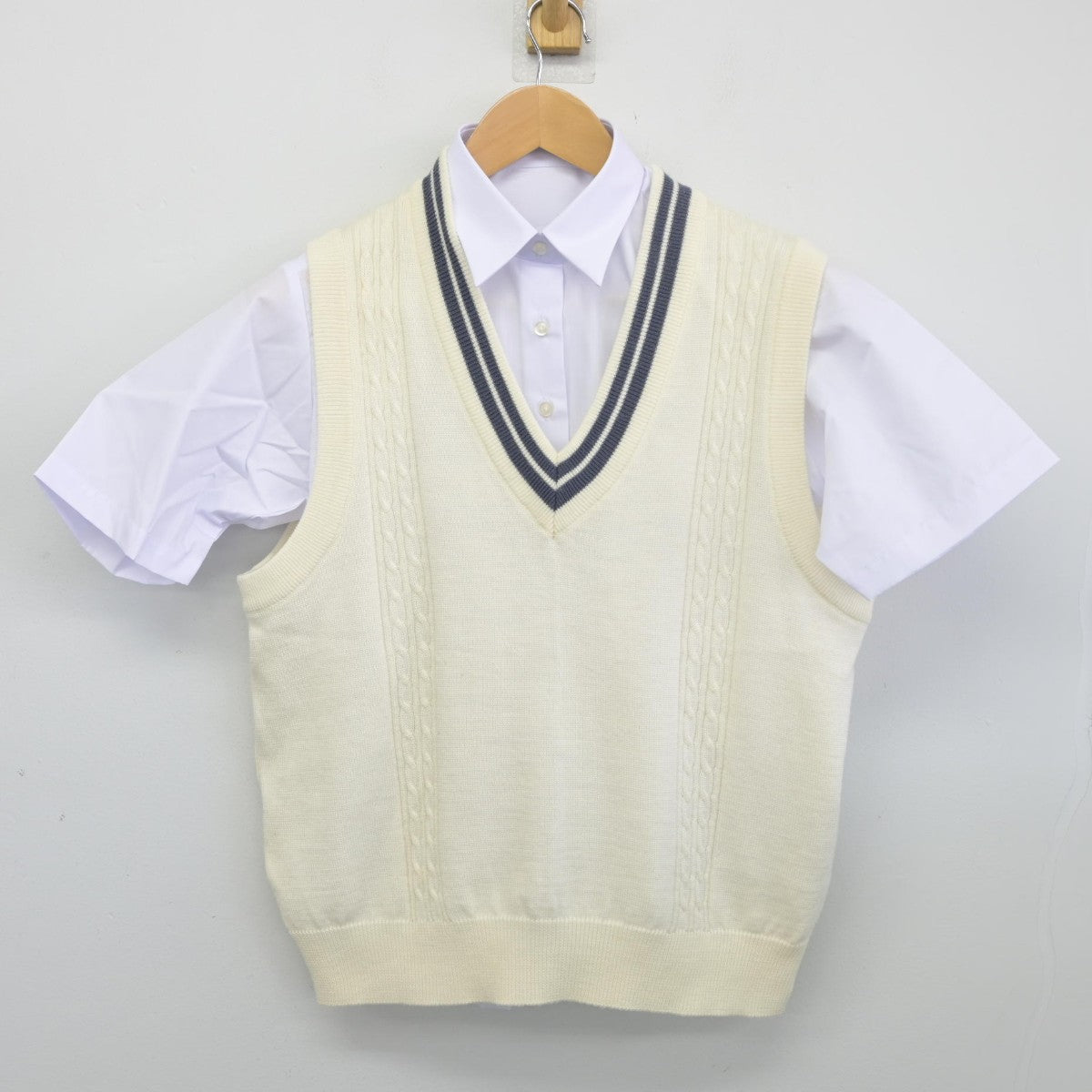 【中古】千葉県 有吉中学校 女子制服 2点（ニットベスト・シャツ）sf038821