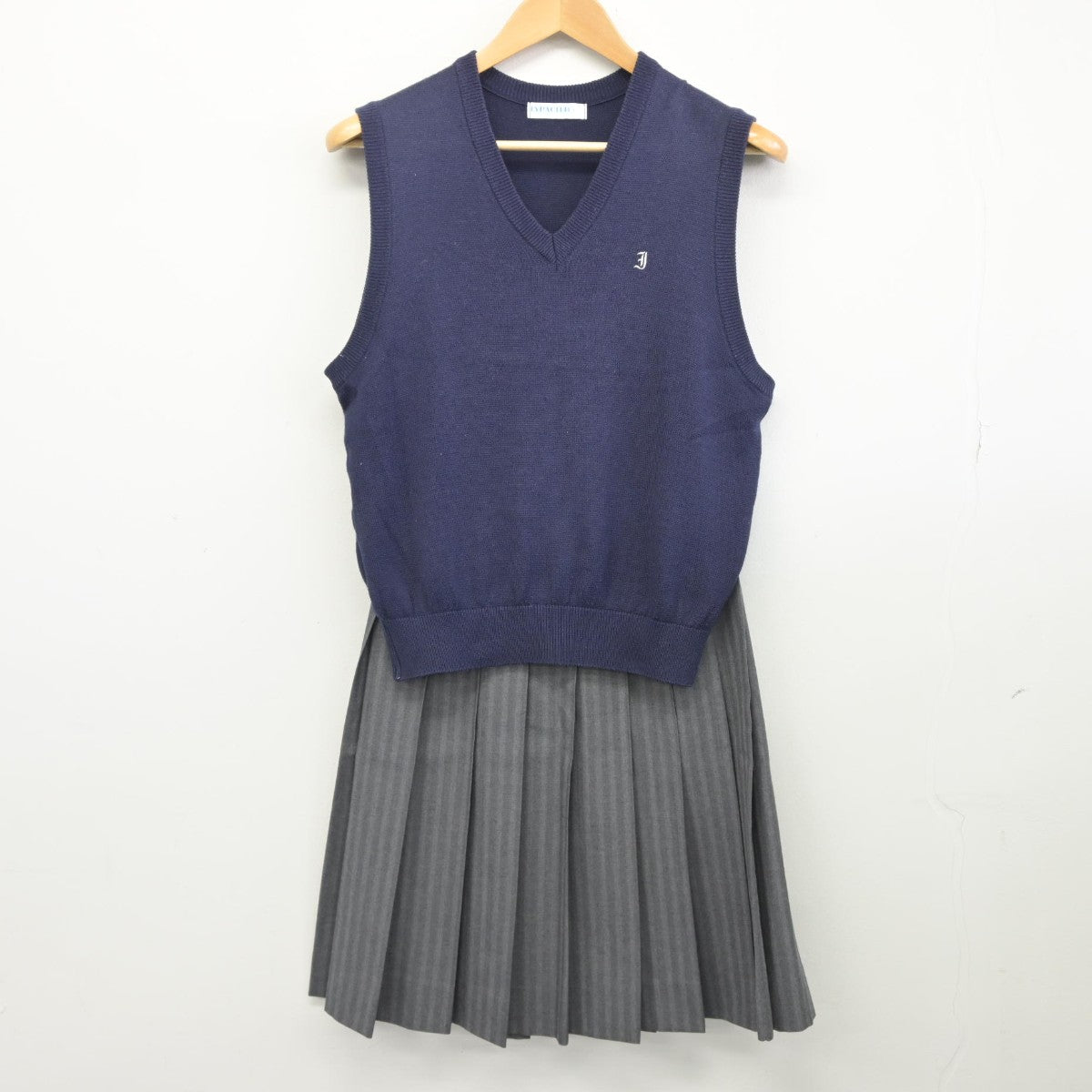 【中古】東京都 岩倉高等学校 女子制服 2点（ニットベスト・スカート）sf038831