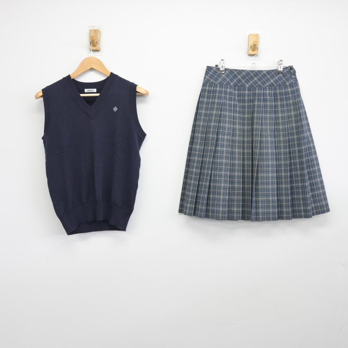 【中古】埼玉県 草加高等学校 女子制服 2点（ニットベスト・スカート）sf038933