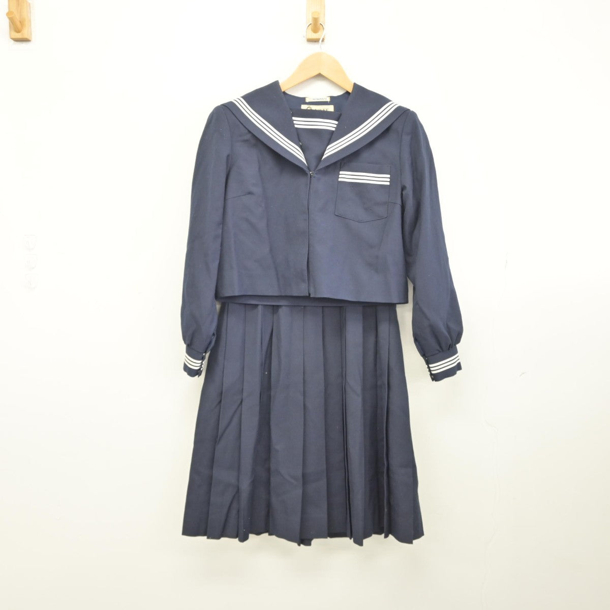 【中古】静岡県 磐田市立城山中学校 女子制服 2点（セーラー服・スカート）sf038939