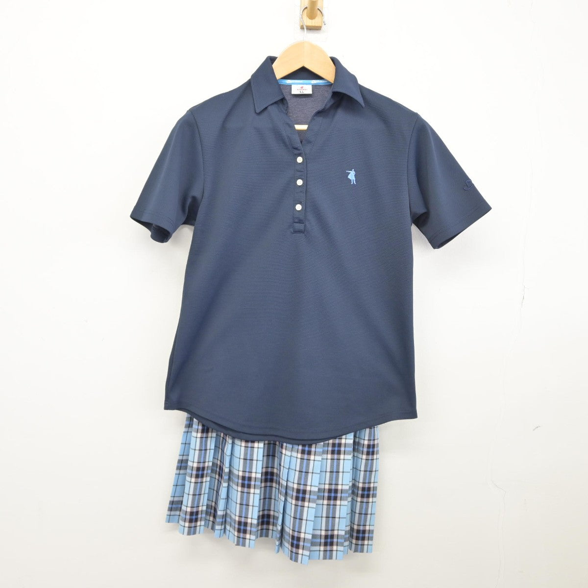 【中古】 クラーク記念国際高等学校 女子制服 2点（シャツ・スカート）sf038970