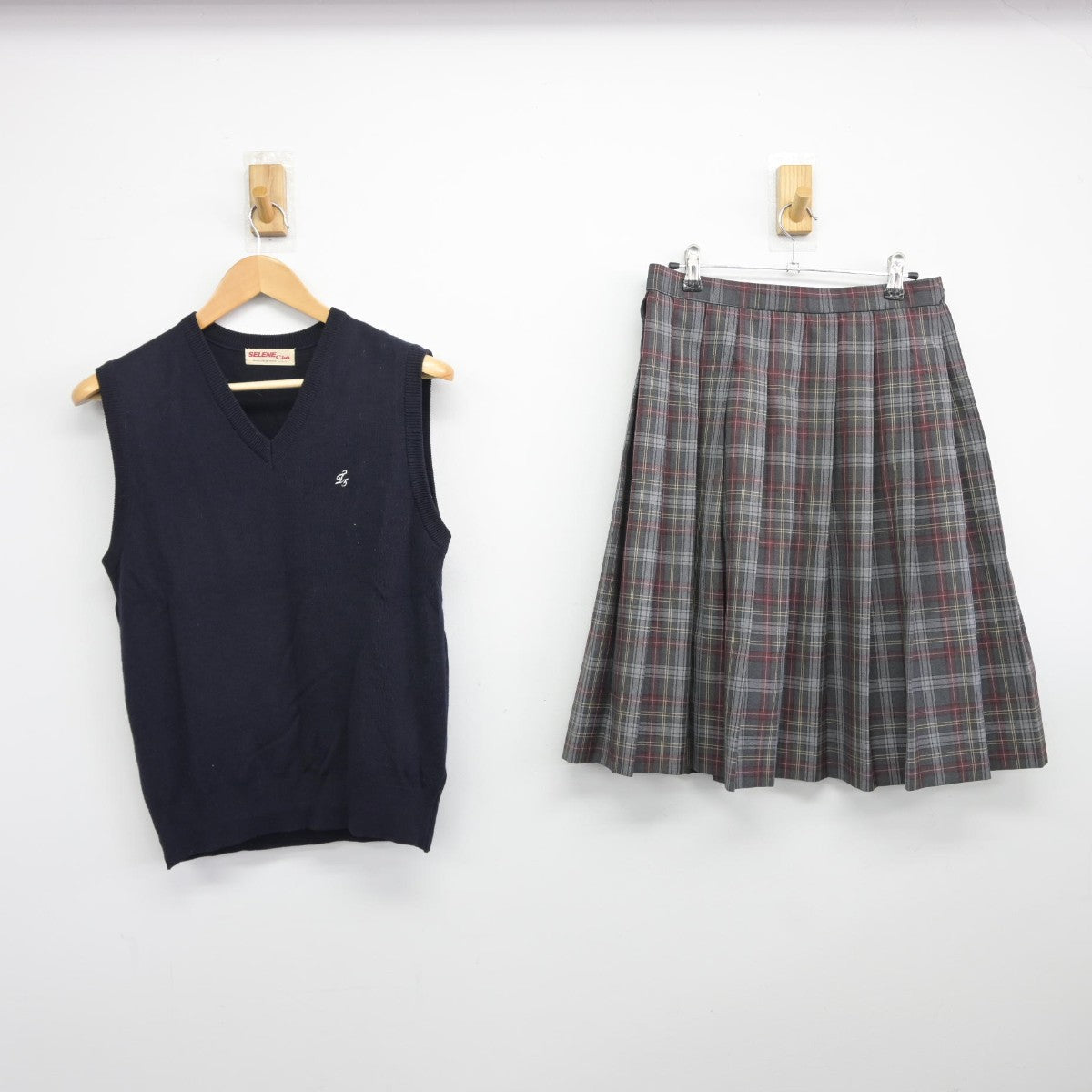 【中古】東京都 立川市立第五中学校 女子制服 2点（ニットベスト・スカート）sf038975