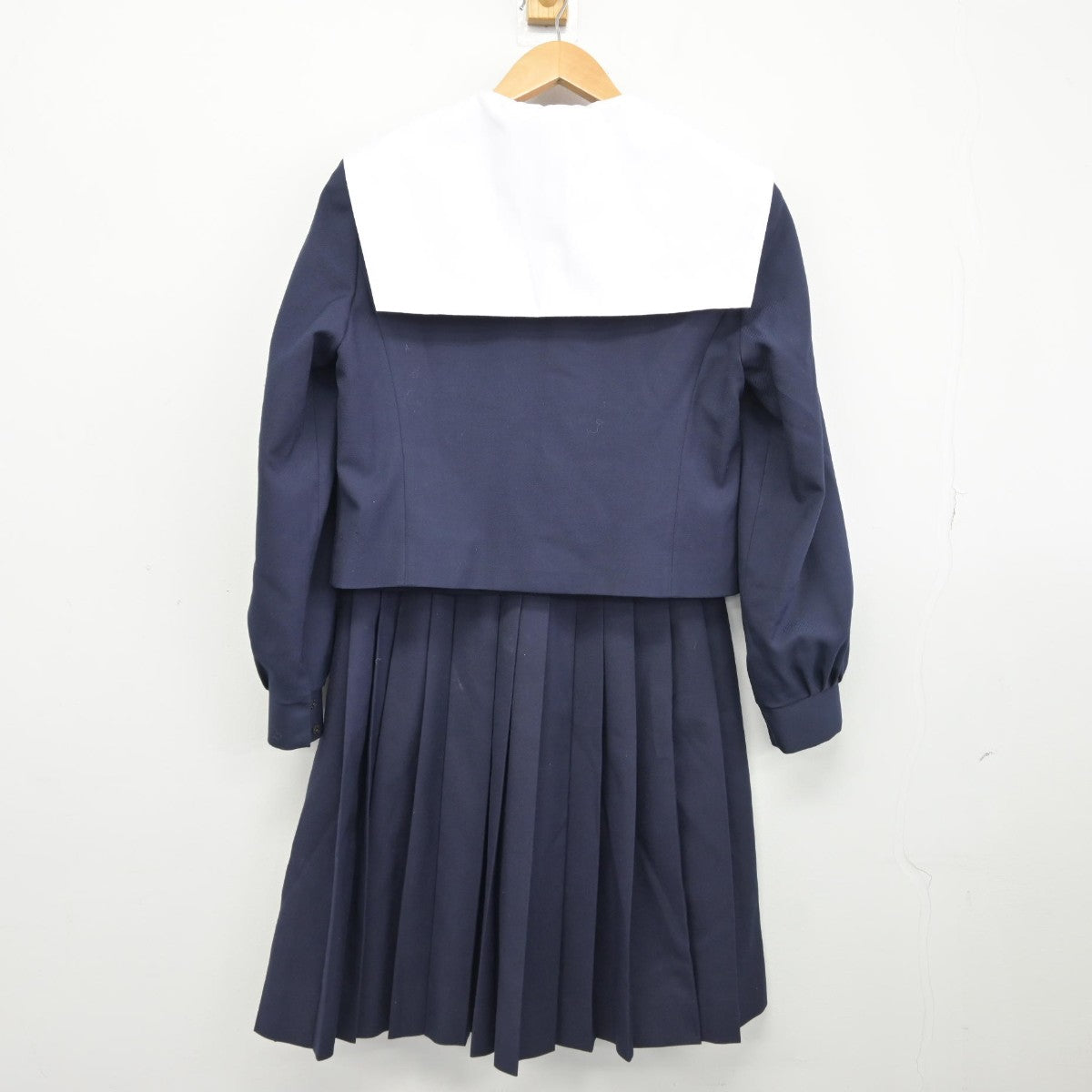 【中古】愛知県 宝神中学校 女子制服 2点（セーラー服・スカート）sf039054