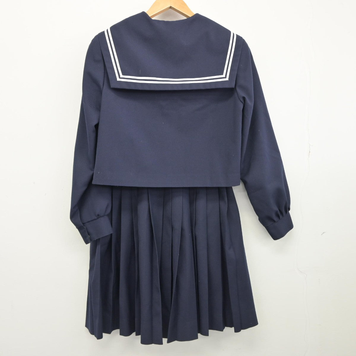 【中古】愛知県 宝神中学校 女子制服 2点（セーラー服・スカート）sf039055