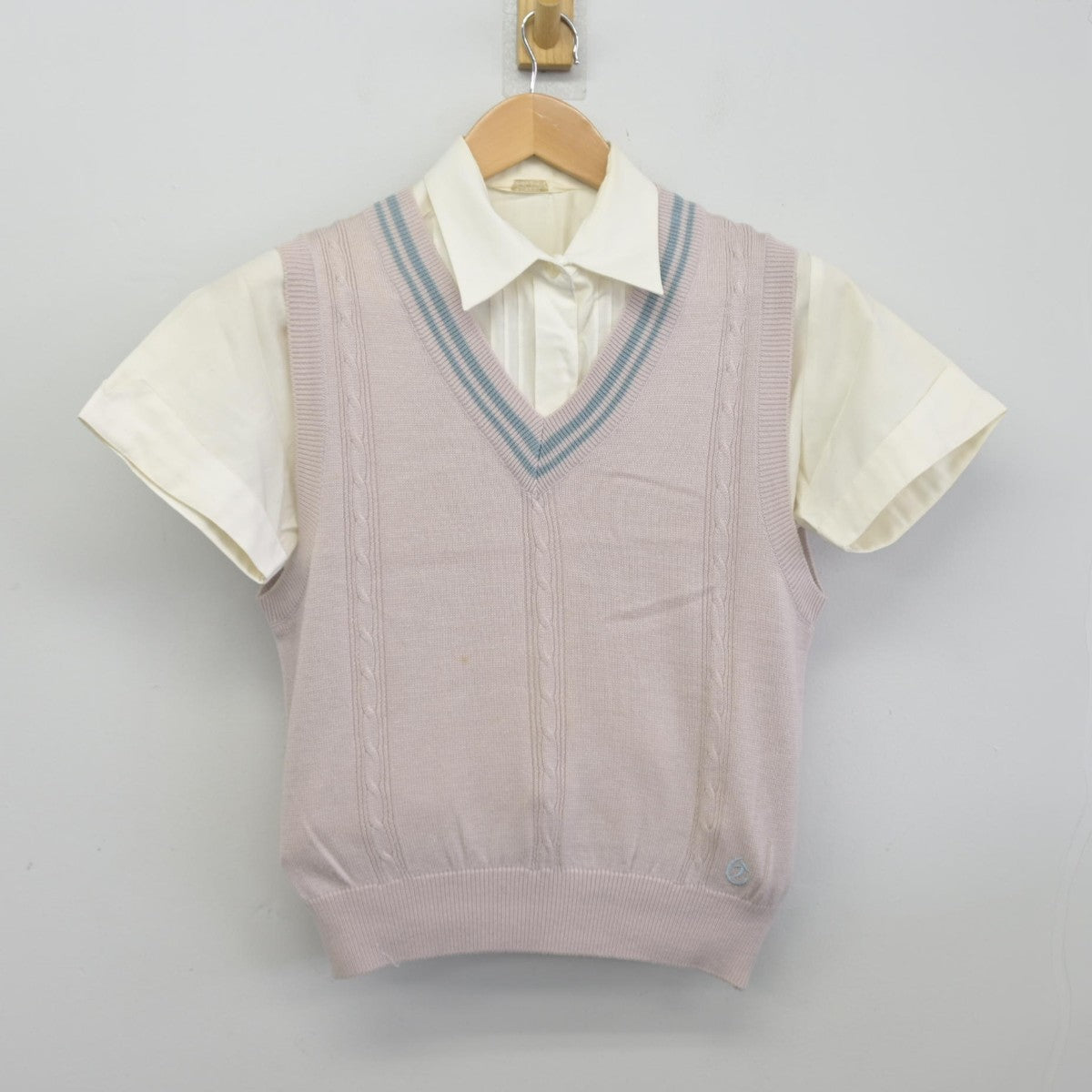 【中古】東京都 千代田女学園高等学校 女子制服 2点（ニットベスト・シャツ）sf039114