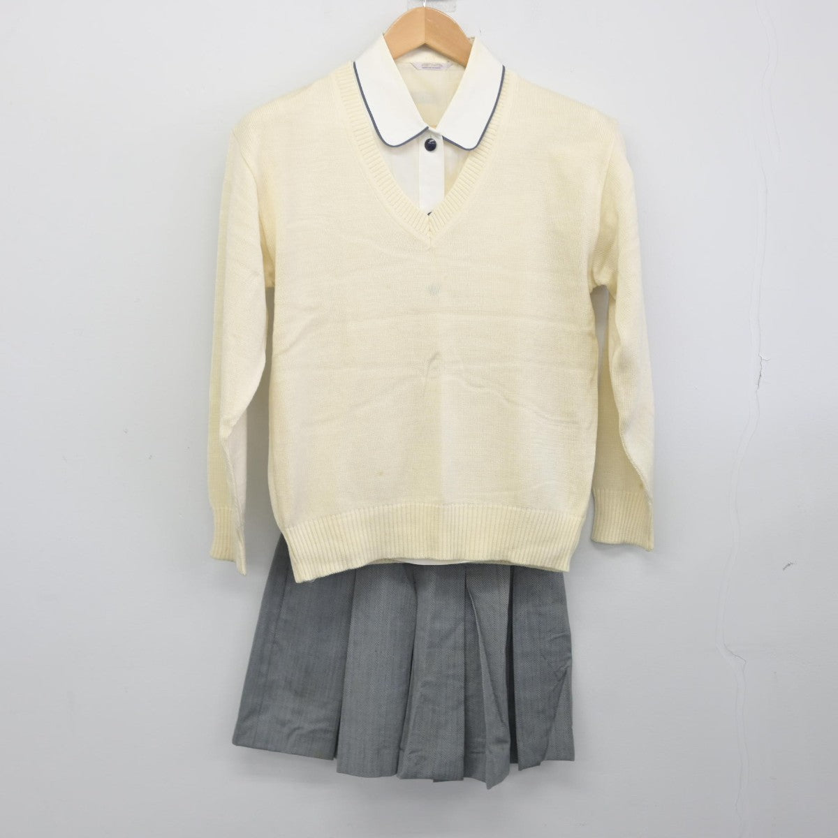 【中古】東京都 千代田女学園高等学校 女子制服 3点（ニット・シャツ・スカート）sf039116