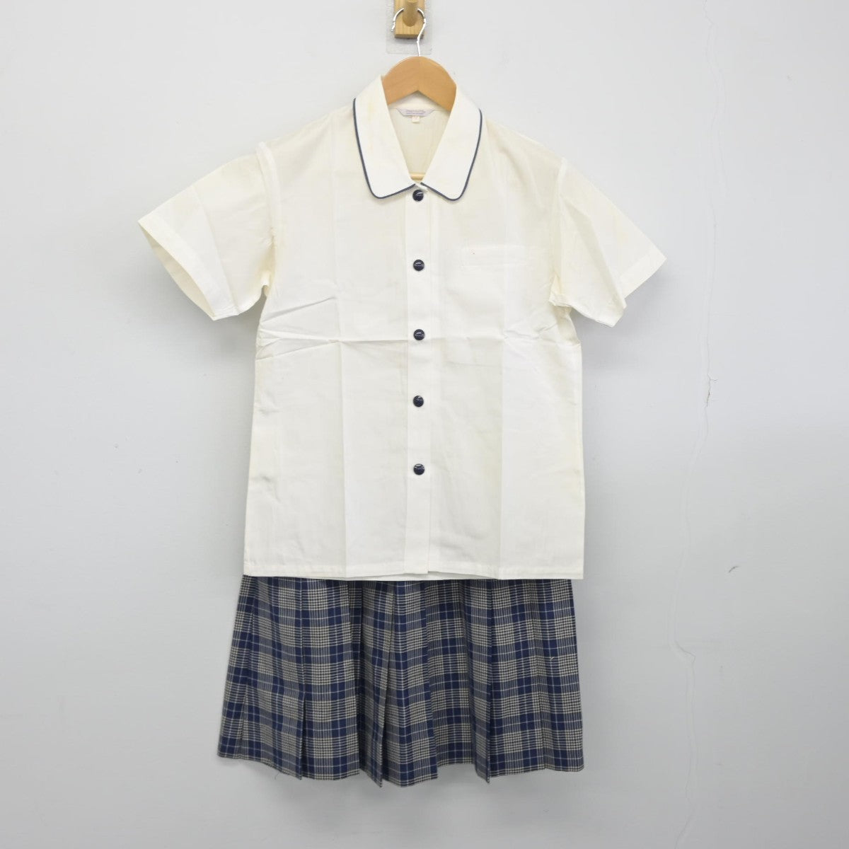 【中古】東京都 千代田女学園高等学校 女子制服 2点（シャツ・スカート）sf039122