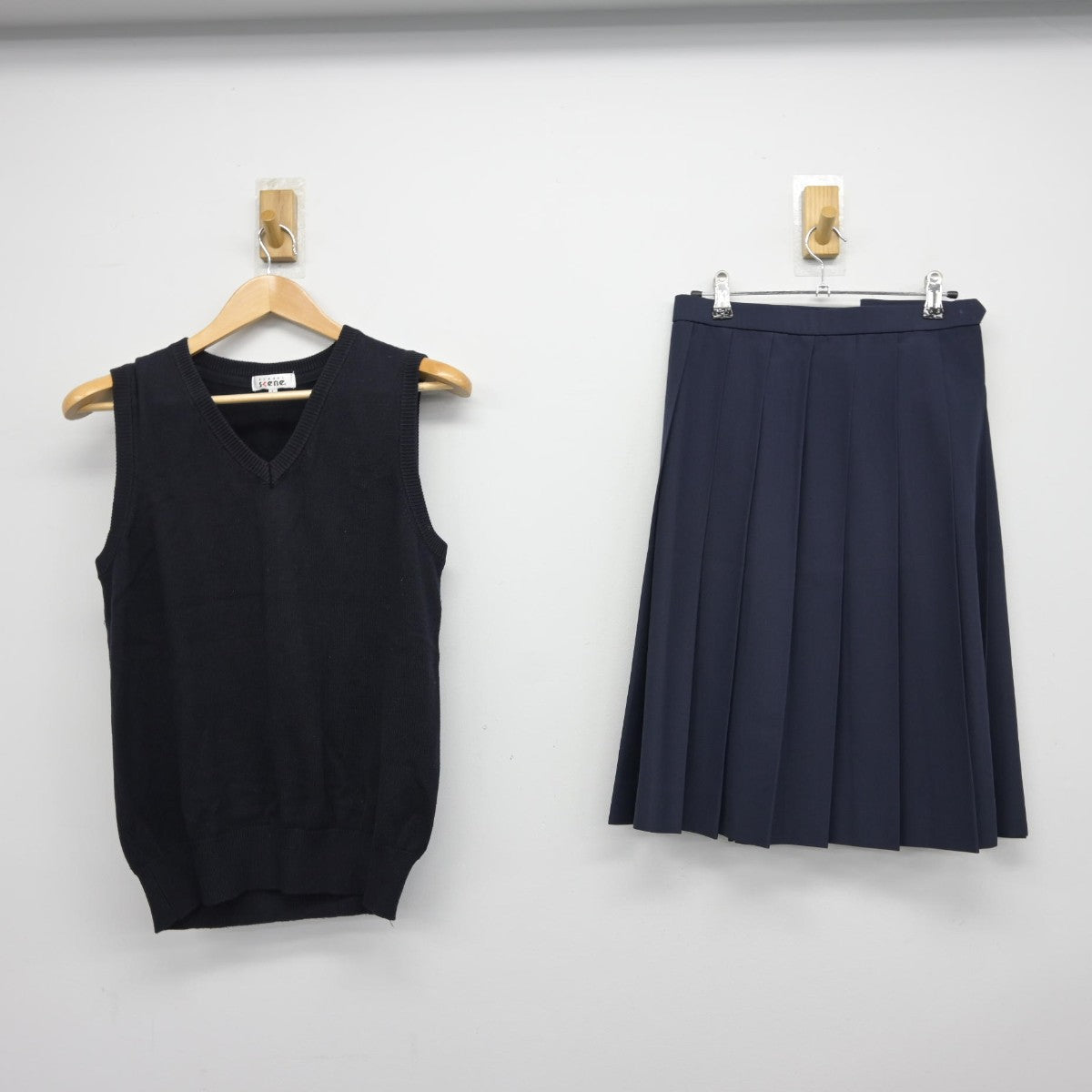 【中古】埼玉県 上尾市立上尾中学校 女子制服 2点（ニットベスト・スカート）sf039220