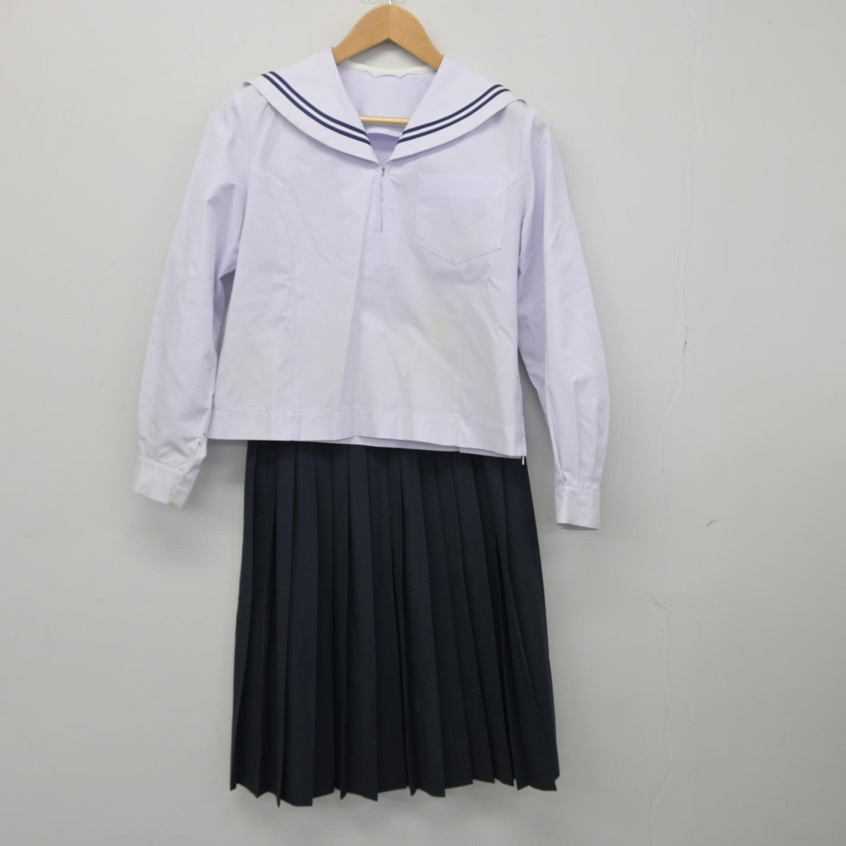 【中古】和歌山県 岩出第二中学校 女子制服 3点（セーラー服・セーラー服・スカート）sf039273