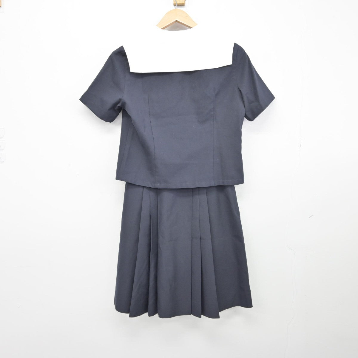 【中古】奈良県 聖心学園中等教育学校 女子制服 2点（セーラー服・スカート）sf039289