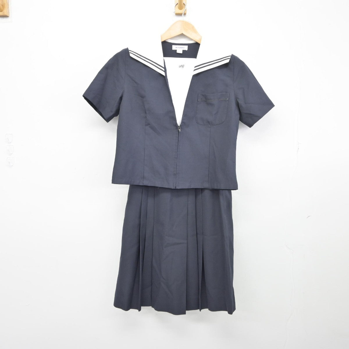 【中古】奈良県 聖心学園中等教育学校 女子制服 2点（セーラー服・スカート）sf039290